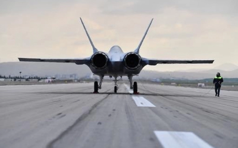 Milli Muharip Uçak hangardan çıktı