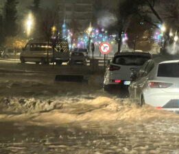 Yağış yolları göle çevirdi