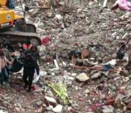 42 gün sonra enkazdan bir kişinin cansız bedeni çıkarıldı