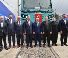 Milli elektrikli anahat lokomotifi raylara iniyor