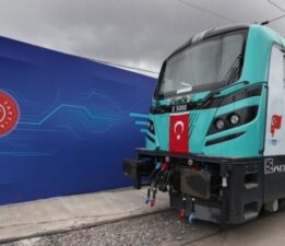 Yerli anahat lokomotifi raylara indi