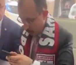 Vatandaş derdini anlatırken Bakan telefonuna daldı!