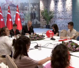 Cumhurbaşkanı Erdoğan depremzede çocuklarla bir araya geldi