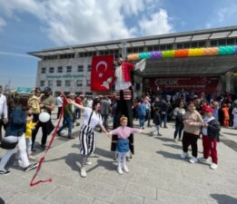 Çocuklar Cumhuriyet Meydanı’nda doyasıya eğlendi