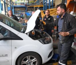 Motora sıkışan kedi için seferberlik