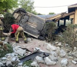 Otomobil kafenin bahçesine uçtu!