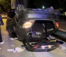 Çekicinin paletlerine çarpan araç takla attı: 2 yaralı