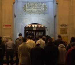 Bursa’da asırlık camide izdiham