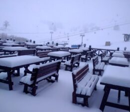 Nisan ayının ortasında Uludağ’a kar yağışı sürüyor