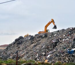 Deprem molozları Hatay’da dağ gibi oldu