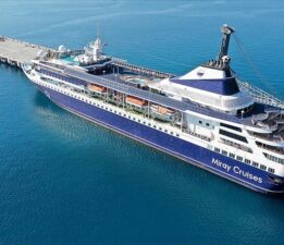 Depremzedeler İskenderun’da gemilerde ağırlanıyor