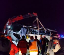 Devrilen öğrenci dolu otobüste bilanço ağır oldu