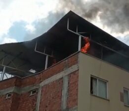 Tarihi simit fırını yakınlarında yangın çıktı!