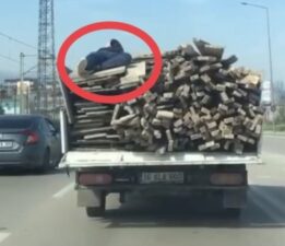 Odunların üstüne uzanarak böyle gitti