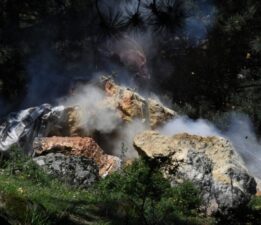 Şehri tehdit eden kayaları ortadan kaldırdı