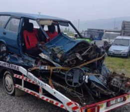 Otomobil, TIR ile kafa kafaya çarpıştı