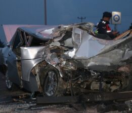 TIR’a arkadan çarpan otomobil paramparça oldu!