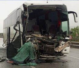 Bursalı tur otobüsü Balıkesir’de kaza yaptı!