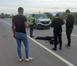 Yolun karşısına geçmek isteyen yayaya minibüs çarptı