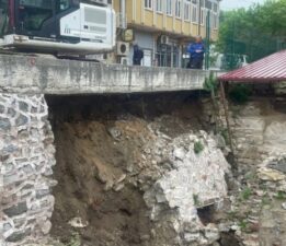 Tarihi kazı alanında istinat duvarı çöktü