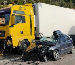 TIR’la çarpışan otomobil paramparça oldu!