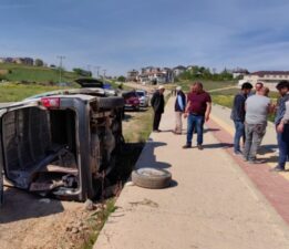Bursa’da minibüs virajda takla attı!