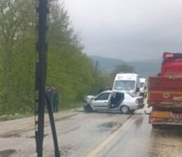 Bursa Orhaneli yolunda iki otomobil çarpıştı