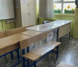 Okullarda sandıklar kuruldu