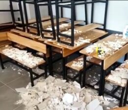 Oy kullanımı sırasında tavandan sıva parçaları düştü!