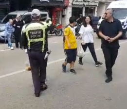 Bursa’da trafik polisi yaşlı kadına kayıtsız kalmadı