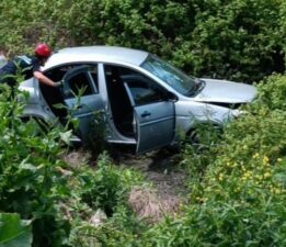 Oy kullanmaya giden ailenin aracı tarlaya uçtu!