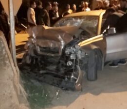 Bursa’da kontrolden çıkan araç duvara çarptı