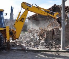 Eski yapılar yıkılıyor