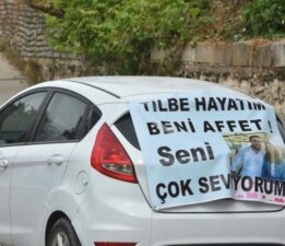 Eşinden özür dilemek için arabaya pankart astı