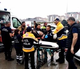 Kontrolsüz kavşakta otomobile yandan çarptı