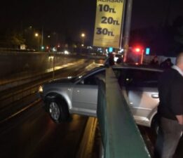 Otomobil 5 metre yükseklikte asılı kaldı!