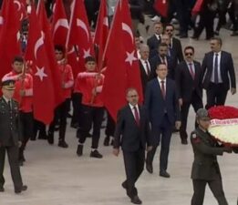 Bakan Kasapoğlu gençlerle birlikte Anıtkabir’de