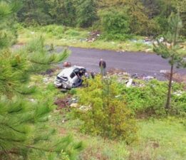 Bursa’da otomobil uçuruma devrildi!