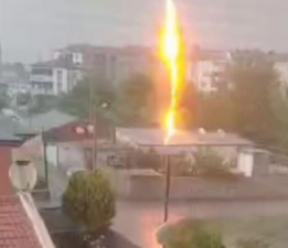 Iğdır’da tek katlı eve yıldırım düştü!