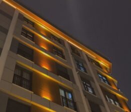 Sokaktaki kavgayı izlerken camdan düştü