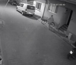 Bursa’da bisiklet hırsızlığı kamerada!