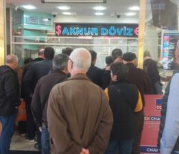 Döviz bürolarının önlerinde kuyruklar oluştu