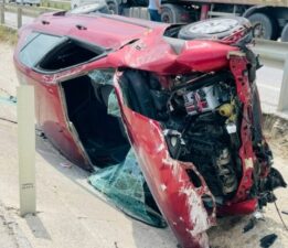 Bursa’da otomobil refüje devrildi!