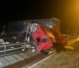 Tırın çarptığı otobüs alev aldı!