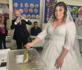 Bursa’da gelinler oy kullandı