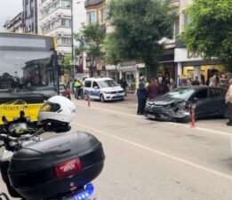 Ters şeritten gelen otomobil, yolcu indiren otobüse çarptı