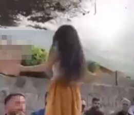 Küçük kız çocuğunu alkol masasında oynattılar!