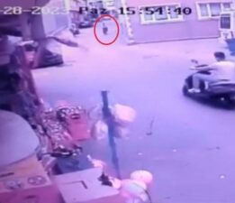 Boş yolda motosiklet ve bisiklet kafa kafaya çarpıştı