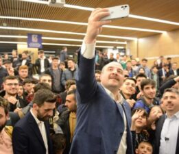 Bakan Varank, ‘Uyumayan Kütüphane’de gençlerle buluştu