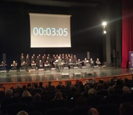 Bursa’da depremzede çocuklar için şarkı söylediler